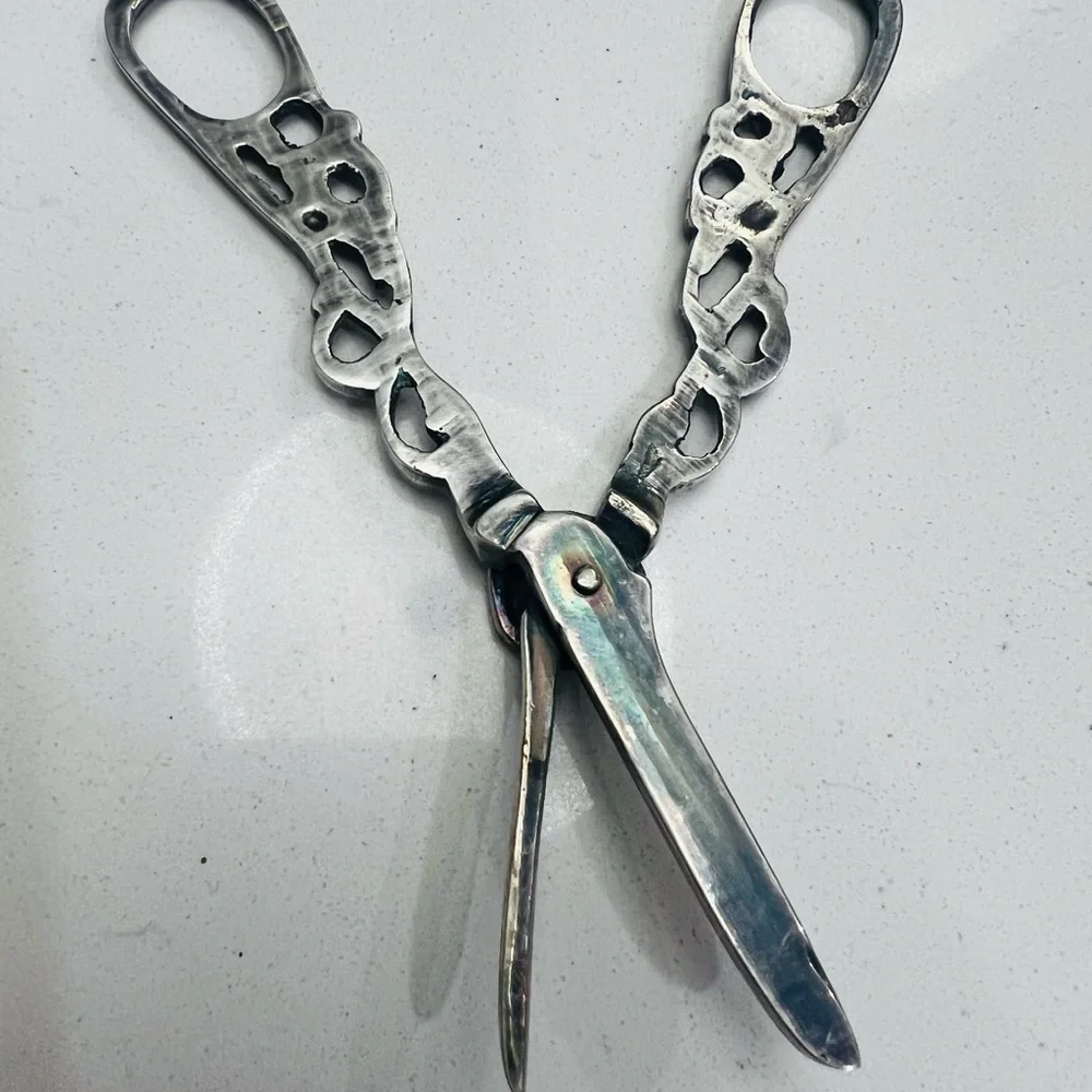 Vintage Silver Plate Grape Shears Ornate Pierced Handles Floral Medallion - Picture 4 of 4